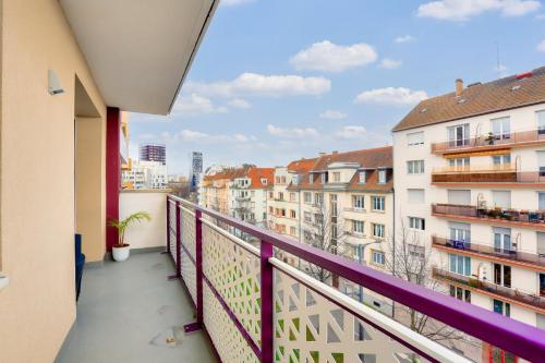 d'un balcon avec vue sur les bâtiments. dans l'établissement Lovely 2 BR Flat with balcony near the city centre, à Strasbourg