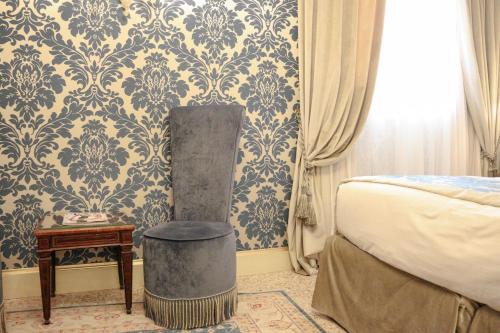 a bedroom with blue and white wallpaper and a bed at Hotel Ai Cavalieri di Venezia in Venice