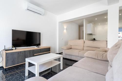 Televízia a/alebo spoločenská miestnosť v ubytovaní Hauzify I Apartament Riera