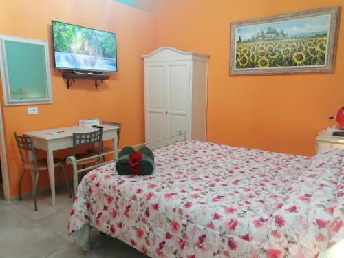 a bedroom with a bed and a desk and a television at affittacamere il sole in Montopoli in Val dʼArno