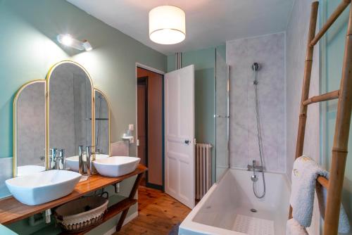 une salle de bain avec deux lavabos et une baignoire dans l'établissement Hon Ty Glas - Maison proche de plage avec jardin, à Moëlan-sur-Mer