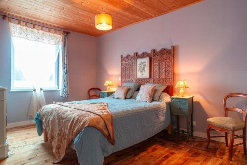 une chambre avec un lit et une fenêtre dans l'établissement Hon Ty Glas - Maison proche de plage avec jardin, à Moëlan-sur-Mer