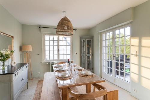 d'une salle à manger avec une table et quelques fenêtres. dans l'établissement Ker Val - Belle maison avec jardin proche plage, à Pléneuf-Val-André
