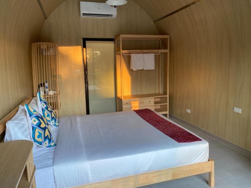 une chambre avec un grand lit dans une pièce dans l'établissement rimbaymangroveresort, à Ban Khlong Tamru
