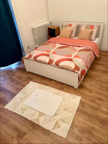 une chambre avec un lit et un parquet dans l'établissement T5 Place république Rennes, à Rennes