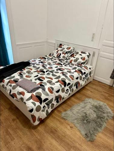 Ce lit se trouve dans un dortoir doté d'une couverture de vache et d'un tapis. dans l'établissement T5 Place république Rennes, à Rennes