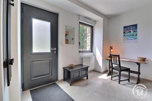 a room with a door and a desk and a chair at Tuberix in Ercé-près-Liffré