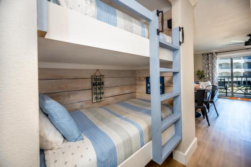 Sea-Renity Heated pools steps to the beachにあるベッド