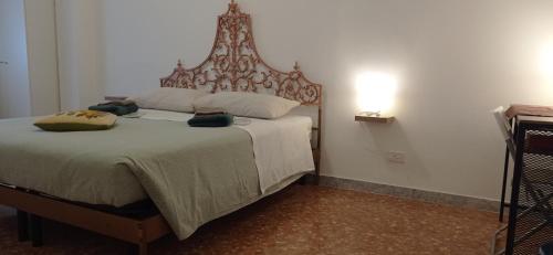 una camera da letto con un letto grande con testiera in legno di Appartamento Levante a Bari