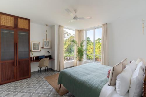 Katil atau katil-katil dalam bilik di La Zorita, Luxurious 3 BHK with Private Pool, 10 mins from Anjuna Beach, Kitchen, Security, Terrace, Patio & Wifi