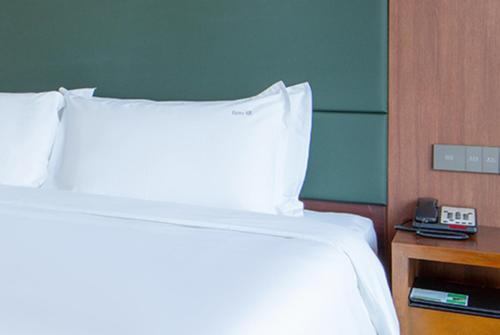 Postel nebo postele na pokoji v ubytování Holiday Inn Qingdao City Center by IHG - May 4th Square