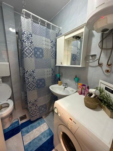 ein Badezimmer mit Waschbecken und Waschmaschine in der Unterkunft Apartman Tiki R Vrnjacka Banja in Vrnjačka Banja
