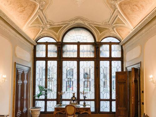 a large window in a room with a table and chairs at Hotel Ai Cavalieri di Venezia in Venice