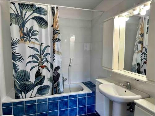 Ванная комната в ESPACE 2000 - 3pièces vue mer avec piscine & parking