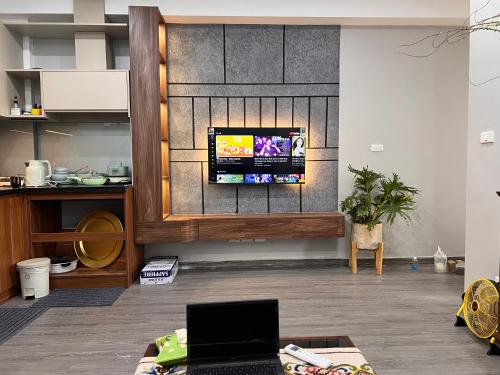 a living room with a tv on a wall at Căn Hộ Hướng Biển Xem pháo hoa gần Vincom,Bảo Tàng Quảng Ninh in Ha Long