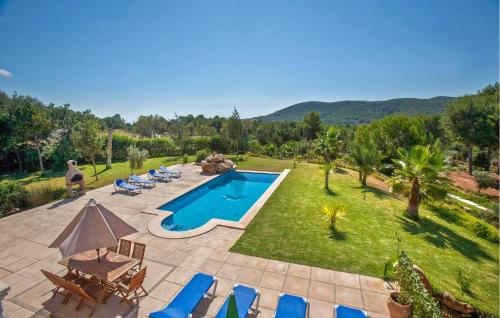 een afbeelding van een zwembad in een tuin bij Villa The Pond in Sant Josep
