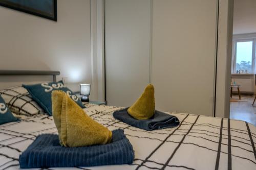 - une chambre dotée d'un lit avec deux objets dans l'établissement Ti Gat- vue mer - wifi, à Crozon