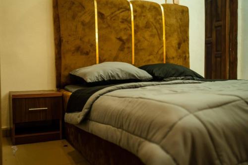 Postel nebo postele na pokoji v ubytování 2-3 Bed Apt with Pool Wi-fi,24hrs Power,ps4