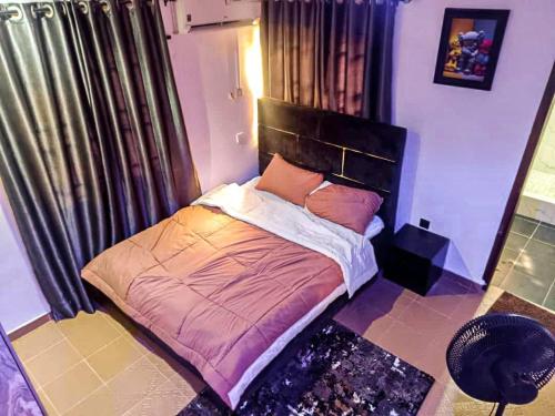 Un dormitorio con una cama con cabecero negro. en 2 Bedroom Luxury Apartment with Pool -24Hrs Power -PS4, en Lagos
