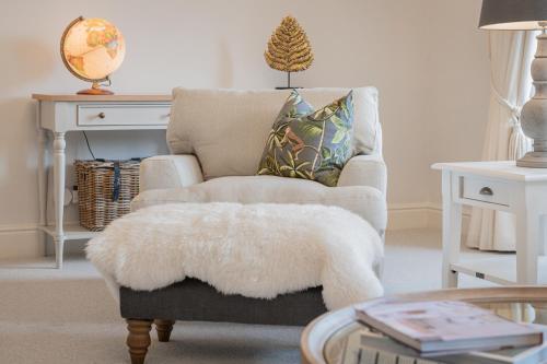 アンブルサイドにあるThe Retreat - Luxury Home, Amblesideのリビングルーム(椅子、白い毛布付)