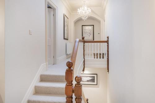 アンブルサイドにあるThe Retreat - Luxury Home, Amblesideのシャンデリアのある家の階段