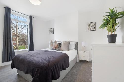Katil atau katil-katil dalam bilik di NEW! Spacious 4BR in Sidney