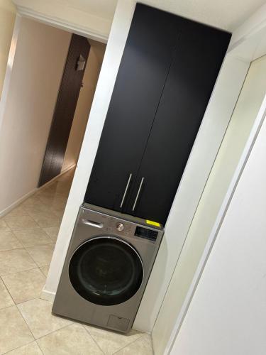 a washing machine in the corner of a room at Apartamento Lecheria Playa 4 personas in El Morto de Barcelona