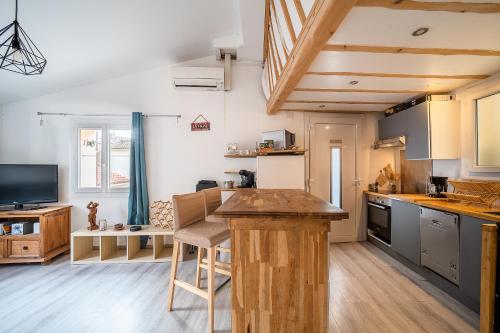 - une cuisine avec un îlot en bois dans l'établissement Terroir et Mer - A 5min à pied de la plage, à Banyuls-sur-Mer