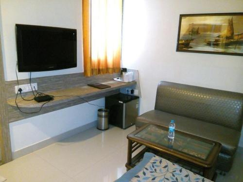 TV a/nebo společenská místnost v ubytování Hotel Shivam Inn