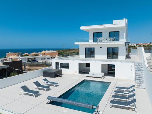 Πισίνα στο ή κοντά στο Villa Carpe Diem, stunning villa with ocean view