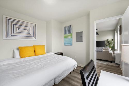 Postel nebo postele na pokoji v ubytování 2BR Brand New Apartment Near Henry Ford