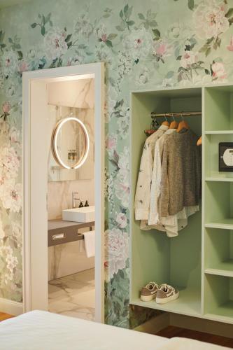 a bathroom with a mirror and a sink in a room at MOMA1890 Boutique Hotel in Munich