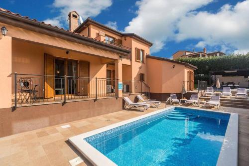 Villa Marina with pool, BBQ & parking near Poreč
