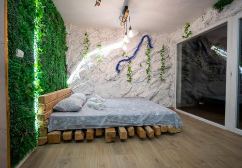 Un pat sau paturi într-o cameră la Romantic Chalet with Jacuzzi & Sauna- Trebević near Sarajevo