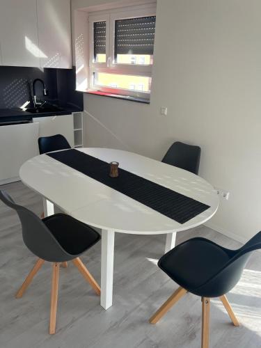 a white table and chairs in a kitchen at Ferienwohnung, Reutlingen OG in Reutlingen