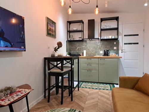 a kitchen with a counter and a table in a room at Apartament Deluxe-Gontalowy in Kazimierz Dolny
