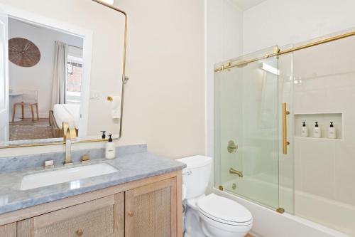 Un baño con inodoro, lavabo y ducha. en Shop House Studio by Stay on 30A- Pool, Bikes, en Rosemary Beach