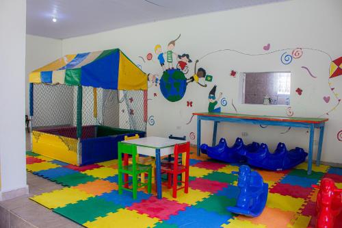 a childrens play room with a play set and toys at Hotel Fazenda Pé da Serra in Bom Sucesso