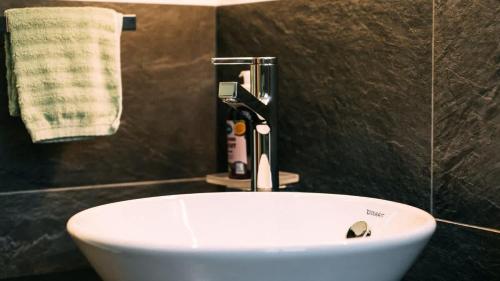 Un baño de Swiss House with Mountain Views
