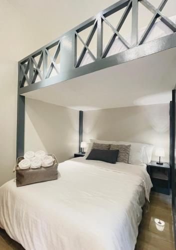Katil atau katil-katil dalam bilik di Group-Friendly Stay, Minutes from the Airport