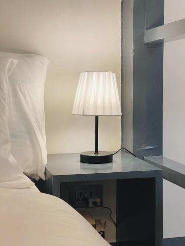 Katil atau katil-katil dalam bilik di Group-Friendly Stay, Minutes from the Airport