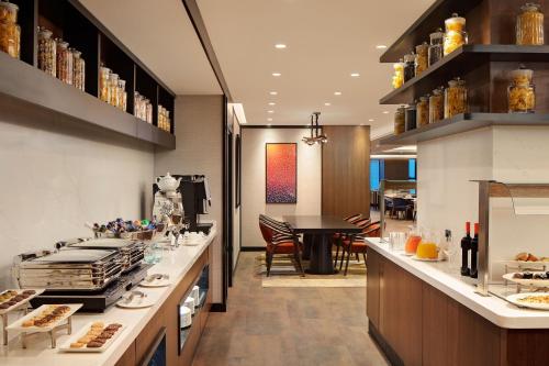 Η κουζίνα ή μικρή κουζίνα στο Sheraton Istanbul Esenyurt