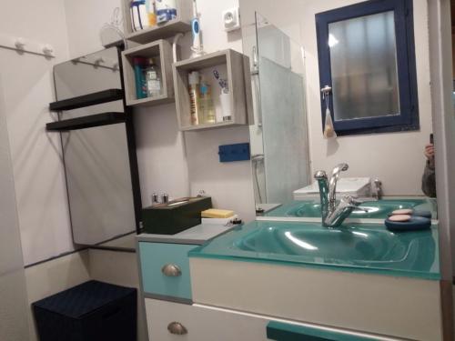 une salle de bain avec un lavabo et un miroir dans l'établissement Sam Su Fi maison de bord de mer, à La Barre-de-Monts