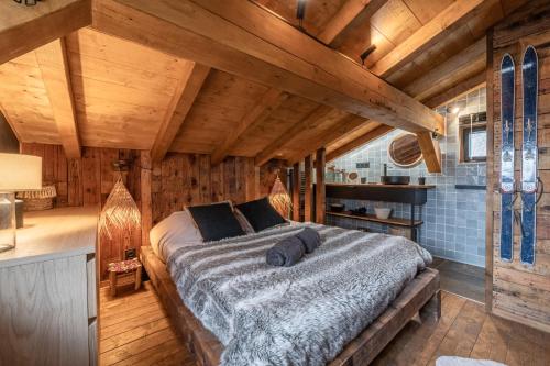 a bedroom with a large bed in a cabin at Chalet Etailya au coeur des pistes du Jaillet in Megève