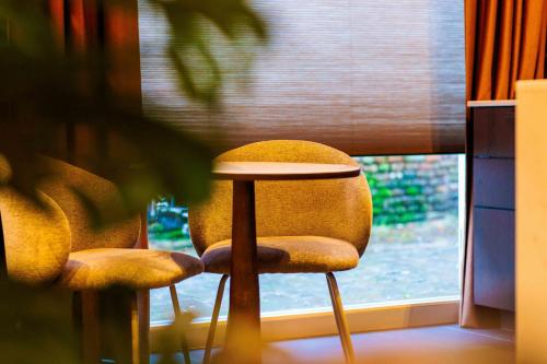 two chairs and a table in front of a window at City Spa Nijmegen in Nijmegen