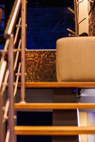 a chair sitting on top of a wooden shelf at City Spa Nijmegen in Nijmegen