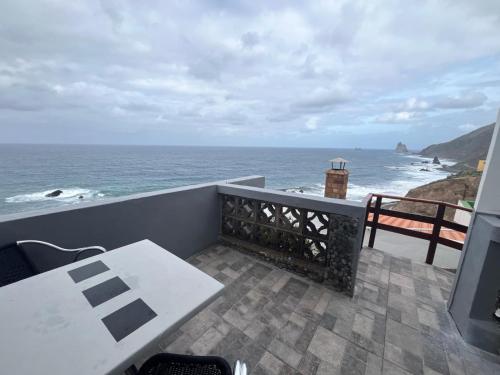 a balcony with a table and a view of the ocean at Casa Lucas dos in Almáciga