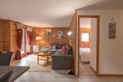 un salon avec un canapé et un lit dans l'établissement Le Ruisseau, à Saint-Gervais-les-Bains