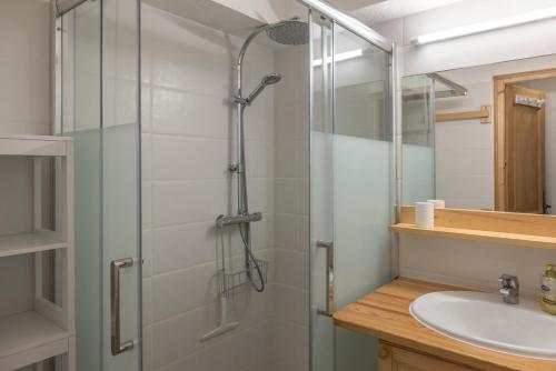 une salle de bain avec douche et lavabo dans l'établissement Le Ruisseau, à Saint-Gervais-les-Bains