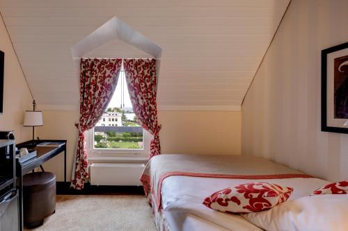 a bedroom with two beds and a window at Romantik Hotel Mont Blanc au Lac in Morges